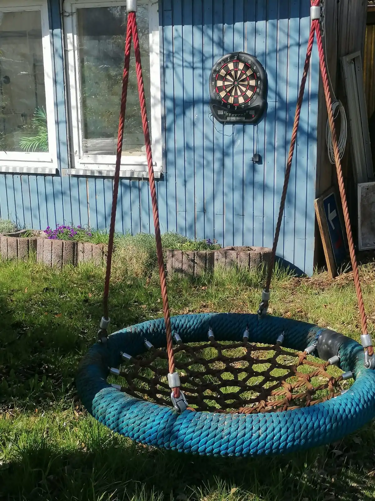Netzschaukel im Garten