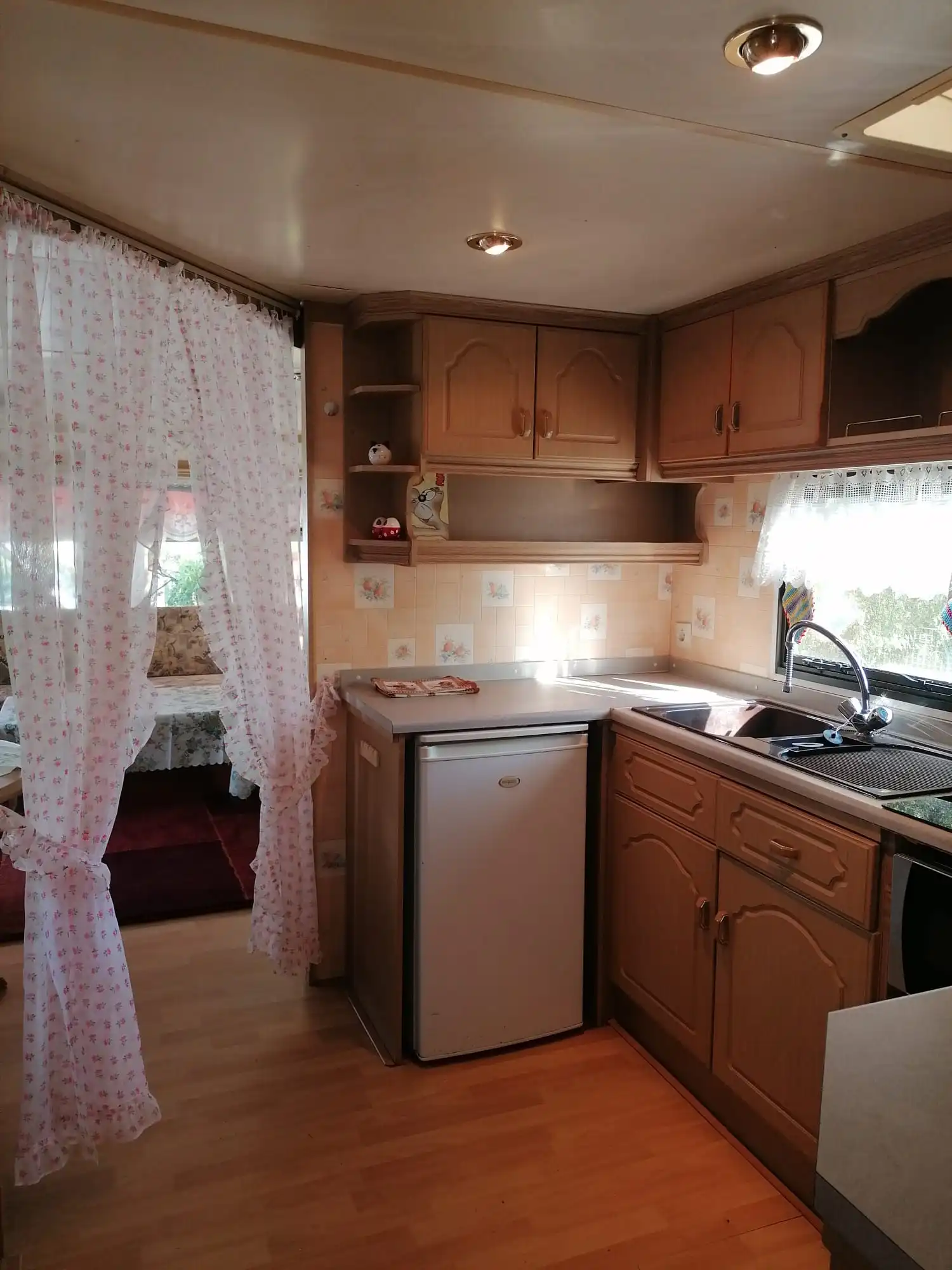 Wohnmobilheim Küche mit Zugang zum Wohnzimmer