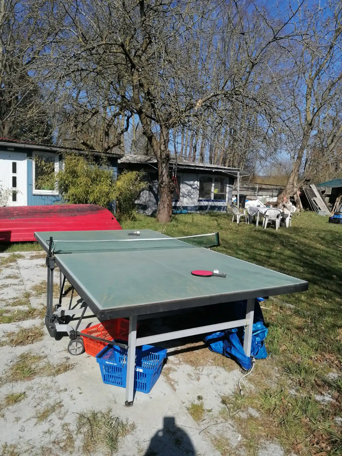 Tischtennisplatte im Freien
